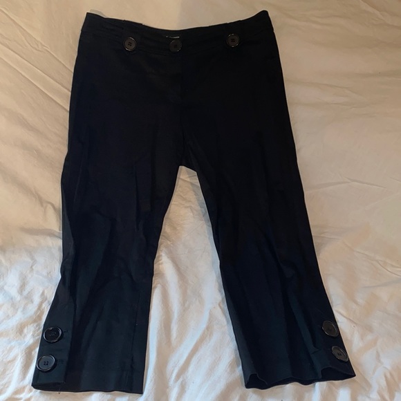 NWOT capris with a button design on them! - Picture 1 of 6